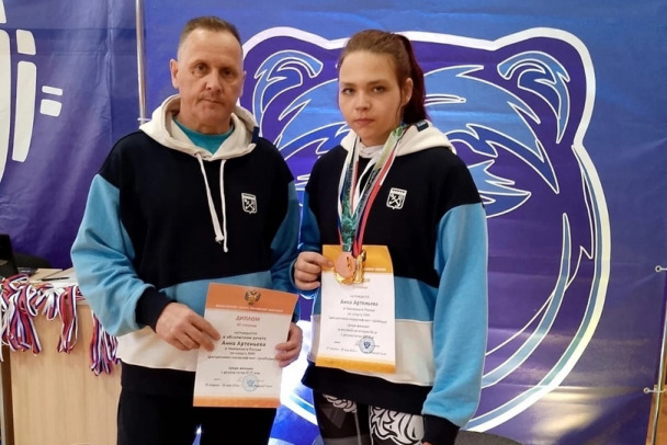 Сильная девушка из Ленобласти взяла золото и бронзу на всероссийских соревнованиях по пауэрлифтингу