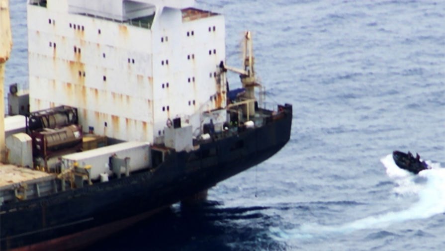 Торговое судно в Красном море получило повреждения