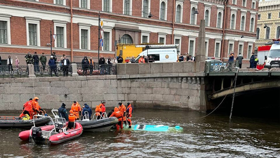 Спасатели достали всех пассажиров из утонувшего в Петербурге автобуса