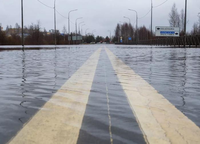 Федеральная трасса в Сочи оказалась затоплена из-за сильного ливня