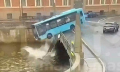 В Питере автобус с 20 пассажирами упал в Мойку: людей откачивают прямо на крыше затонувшего транспорта