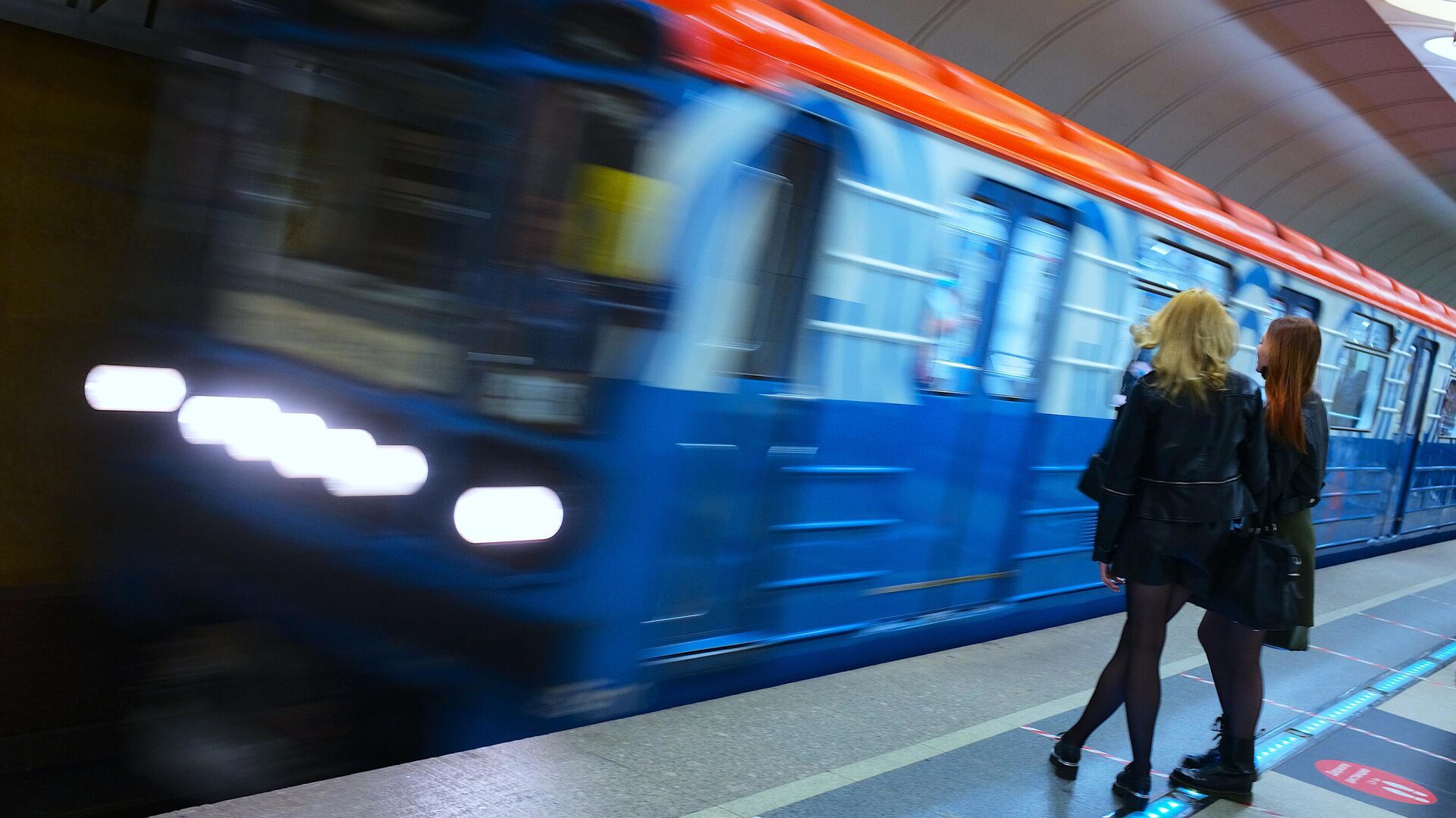 Пассажир не успел войти в поезд и разбил стекло вагона на станции Киевская